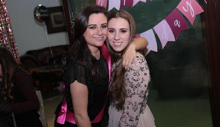 Lore Madrigal y Paty Dantuñano.
