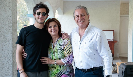  Julián con sus papás, Irasema Medellín y Fernando Abud.