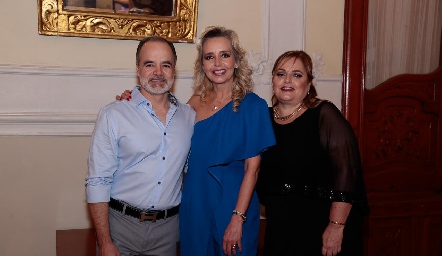  Paty con sus hermanos, José Luis y Soledad Piñero.