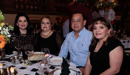  Queta Contreras, Soledad Piñero, Alejando Padilla y Carla Contreras.