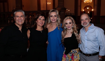  Juan Manuel Piñero, Montserrat Abella, Paty Piñero, Jessica Torre y José Luis Piñero.