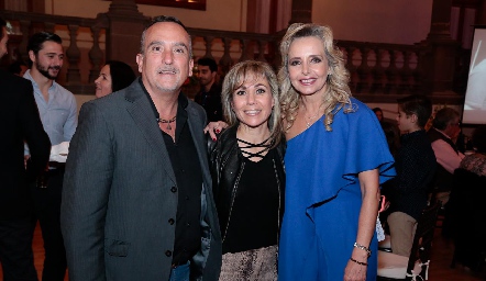  Juan Carlos Mora, Magdalena Portillo y Paty Piñero.