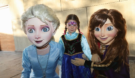 Lucía con Elsa y Ana.
