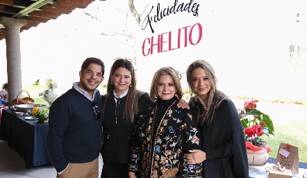  Chelito Mercado con sus hijos Guillermo, Chelito y Vivi Padrón.