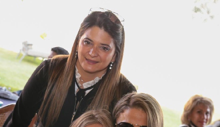 Consuelo Mercado con sus hijas Chelito y Vivi Padrón.