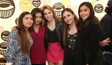  Ale junto a sus amigas.