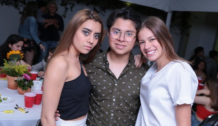 Danna Gloria, Christián Yakoto y Sofía Gaytán.