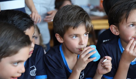  Acompañando a Alonso.