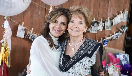  Patricia Silos con su mamá Chayito Díaz de León.