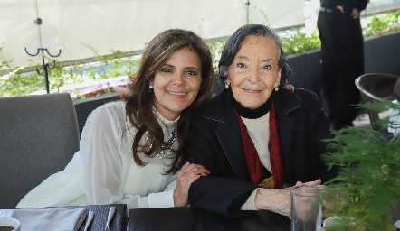  Patricia Silos con su suegra María Guadalupe Labastida.