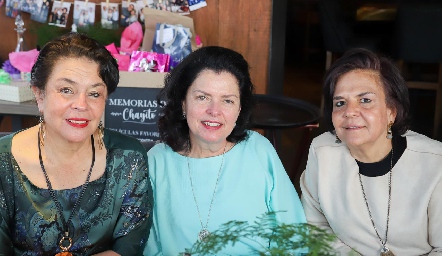  Mónica Silos, Ana Patricia Ordoñez y Cape Silos.