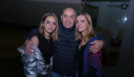  Cali Hinojosa con sus hijas Lorenza y Francesca.