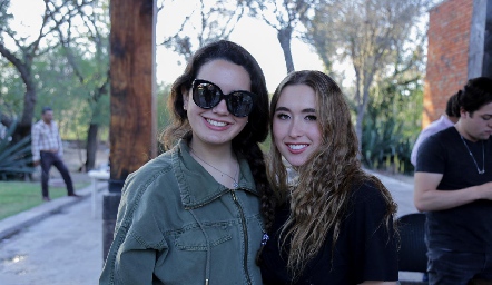  Natalia Hampshire y Sofi Vallejo.