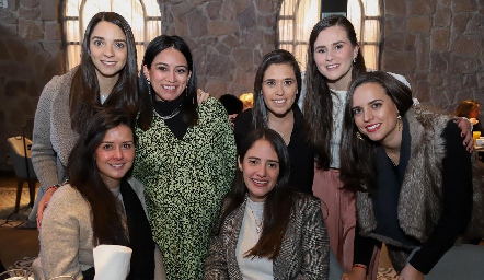  Ale acompañada de sus mejores amigas.