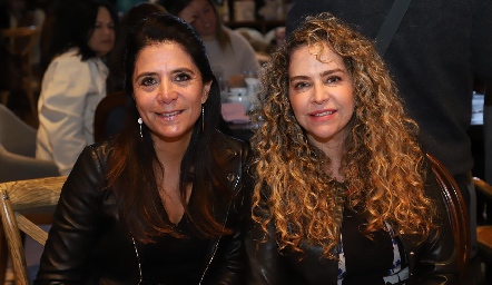  Claudia de los Santos y Gaby Serment.