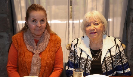  Carmen Castro y Gladys de Villasana.