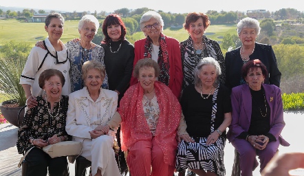  Carmelita con sus amigas de toda la vida.
