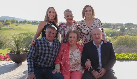  Carmelita con sus hijos, Laura, Carmen, Bety, Carlos y Paco Lavín Hinojosa.