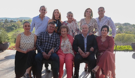  Carmelita con sus hijos, nueras y yernos, Fernando Díaz, Laura, Carmen y Bety Lavín, José Manuel Lázaro, María Rosa Rivera, Carlos Lavín, Paco Lavín y Tita García.