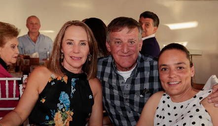  Laura y Carlos Lavín con María Rosa Rivera.