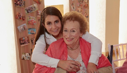 Bety Lázaro con su abuelita Carmelita.