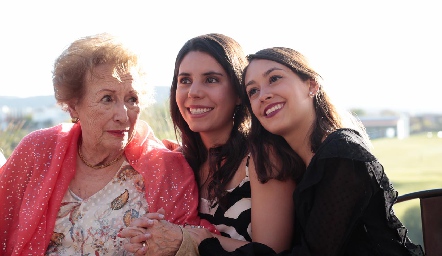  Carmelita Hinojosa con sus nietas Ilse Lázaro y Paola Díaz.