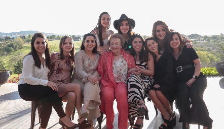  Carmelita con sus nietas, Bety, Laura, María, María Rosa, Dani, Ilse, Paola, Montse y Alis.