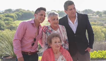 Carmen Lavín con sus hijos Mau y Charlie Jiménez y Carmelita Hinojosa.