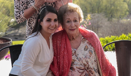 Bety Lázaro con su abuelita Carmelita Hinojosa.