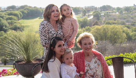  4 generaciones Bety Lavin, Inés, Bety Lázaro, Memo y Carmelita Hinojosa.