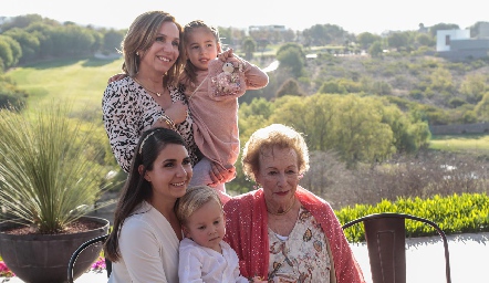  4 generaciones Bety Lavin, Inés, Bety Lázaro, Memo y Carmelita Hinojosa.