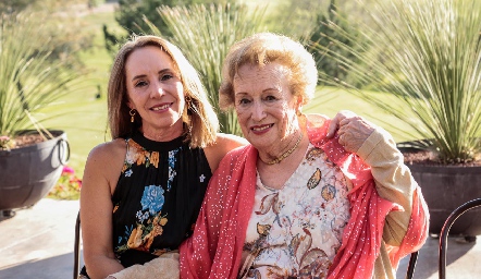 Laura Lavín con su mamá Carmelita Hinojosa.