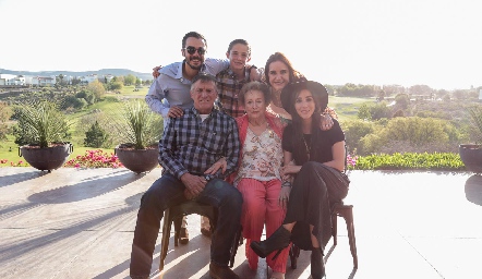 Carlos Lavín con su mamá Carmelita Hinojosa y sus hijos Carlos, Andrés, Montse y Dani.