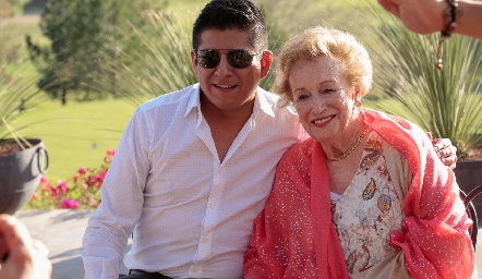  Carmelita Hinojosa con su nieto Charlie Jiménez.