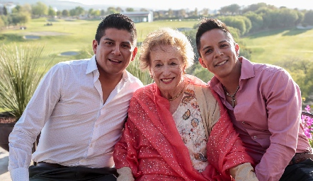  Carmelita Hinojosa con sus nietos Charlie y Mau Jiménez.