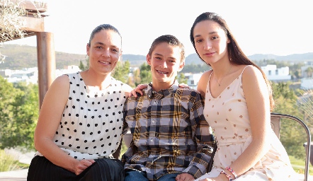 María Rosa Rivera con sus hijos Andrés y María Rosa Lavín.