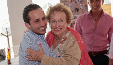  Carmelita Hinojosa con su nieto Paco Lavín.