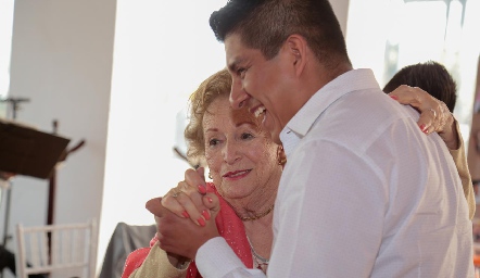 Carmelita Hinojosa con su nieto Charlie Jiménez.