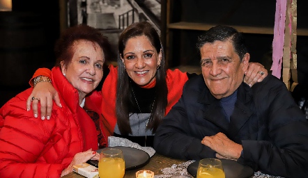  Esther, Miriam y Gustavo Sandoval.