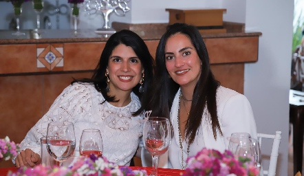  Adriana Torres y Magda Foyo.