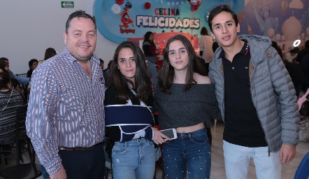  Ramón, Emilia y Federica Meade con Juan Pablo Chevaile.