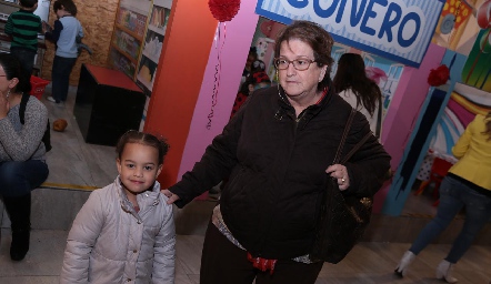  Isabel y su abuela.