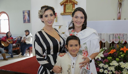  José María con sus madrinas Paulina y Maribel.