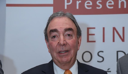  Gustavo Puente Estrada, autor del libro.