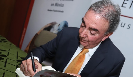 Gustavo Puente Estrada, firmando su libro 36 Años de la Economía en México.