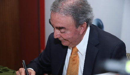  Gustavo Puente Estrada, firmando su libro 36 Años de la Economía en México.