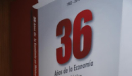  Gustavo Puente Estrada, firmando su libro 36 Años de la Economía en México.