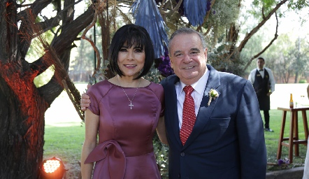  Teresa Guerrero de Mancilla y Alejandro Mancilla, papás de la novia.