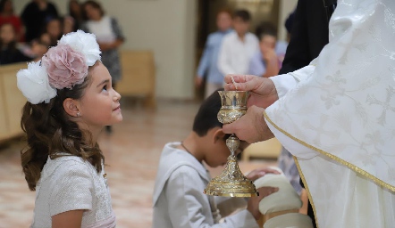 Rafaella recibiendo la Eucaristía.