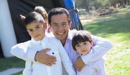  Emmanuel Díaz de León con sus hijos.